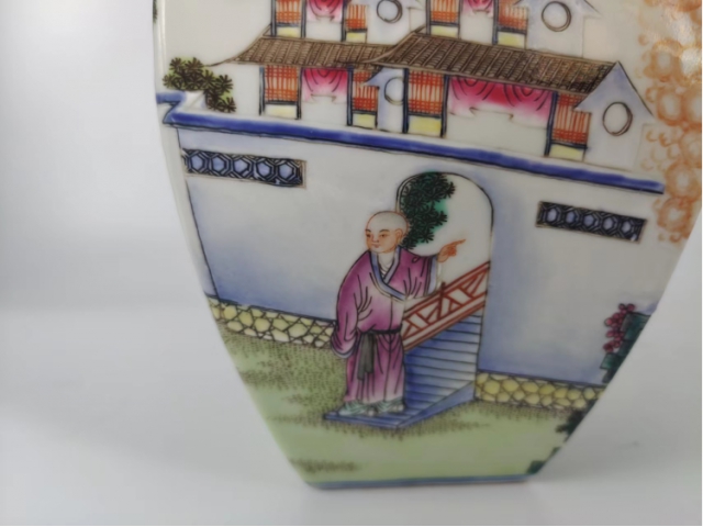 大清乾隆粉彩人物双耳四方瓶