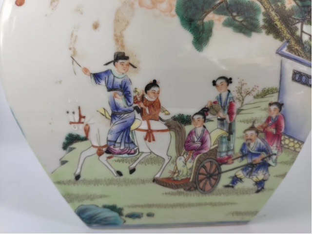 大清乾隆粉彩人物双耳四方瓶