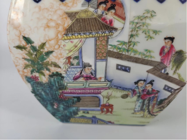大清乾隆粉彩人物双耳四方瓶